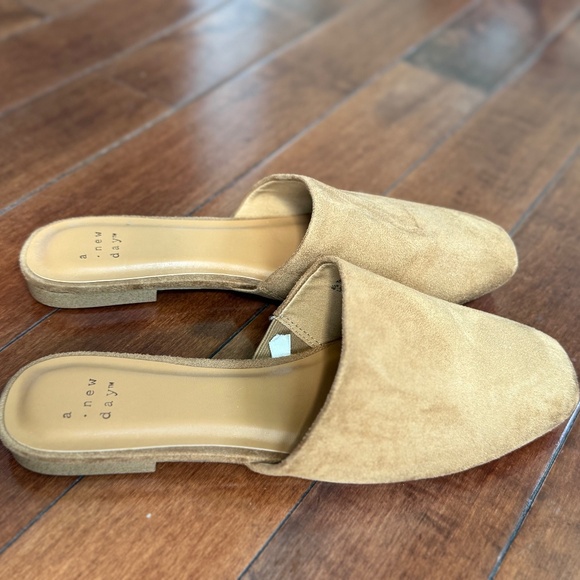 A New Day Women's Tan Thea Faux Suede Slip-on Flat Mules, size 8.5 - Picture 5 of 9